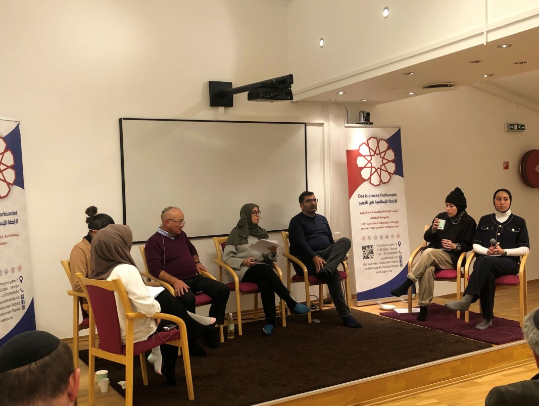 Bibi Musavi (journalist i NRK), Amina Selimovic (universitetslektor), Ervin Kohn (forstander i Det mosaiske trossamfunn), Lena Larsen (religionshistoriker) og Shoaib Sultan (rådgiver i Norsk Folkehjelp) og Zeinab og Yasmin, begge fra Rabitas veivisere. Bibi Musavi (journalist i NRK), Amina Selimovic (universitetslektor), Ervin Kohn (forstander i Det mosaiske trossamfunn), Lena Larsen (religionshistoriker) og Shoaib Sultan (rådgiver i Norsk Folkehjelp) og Zeinab og Yasmin, begge fra Rabitas veivisere.