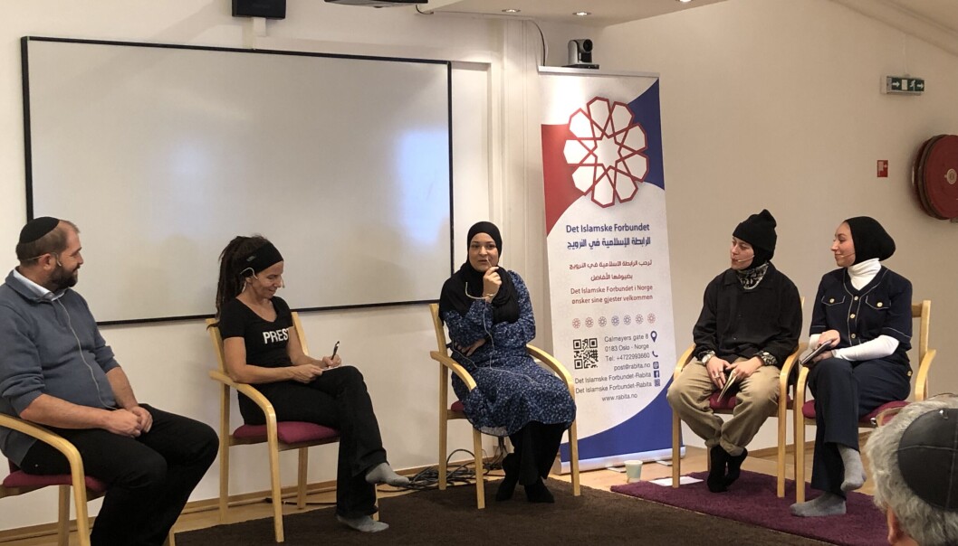 I panelet som diskuterte korona og religion satt (f.v.): Rabbiner Melchior, Sunniva Gylver, Imen Hasnaoui og Zeinab og Yasmin, begge fra Rabitas veivisere. I panelet som diskuterte korona og religion satt (f.v.): Rabbiner Melchior, Sunniva Gylver, Imen Hasnaoui og Zeinab og Yasmin, begge fra Rabitas veivisere.