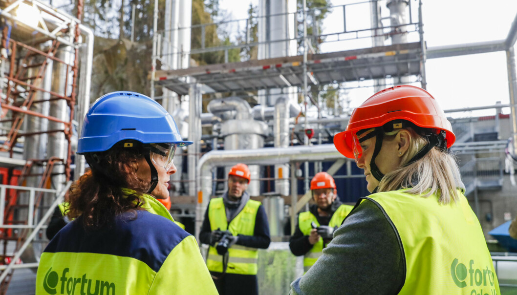 Tidligere olje- og energiminister Tina Bru (t.h) og Jannicke Bjerkås (t.v), Direktør i Fortum Oslo Varme, besøker energigjenvinningsanlegget på Klemetsrud mandag.