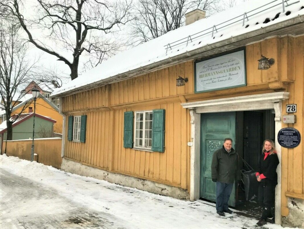 Mette Øinæs Habberstad og Fredrik von Krogh Monclair i døren inn til Biermannsgården, som både er Sagenes eldste bygg og trolig byens eldste skole..