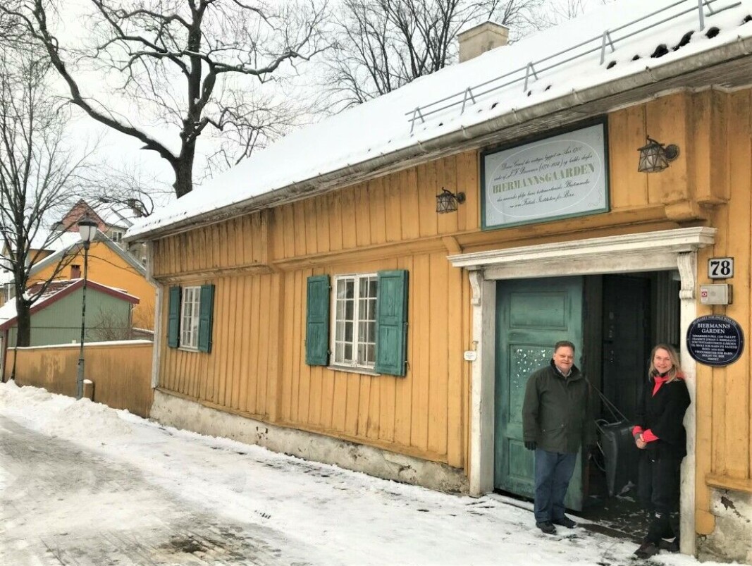 Mette Øinæs Habberstad og Fredrik von Krogh Monclair i døren inn til Biermannsgården, som både er Sagenes eldste bygg og trolig byens eldste skole.. Mette Øinæs Habberstad og Fredrik von Krogh Monclair i døren inn til Biermannsgården, som både er Sagenes eldste bygg og trolig byens eldste skole..
