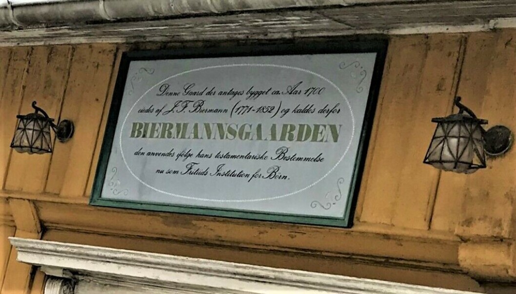 På skiltet over porten til Biermannsgården står det: "Denne Gaard antages bygget ca. Aar 1700 af J.F.Biermann (1771-1852) og kaldes derfor Biermannsgaarden. Den anvendes ifølge hans testamentariske Bestemmelse nu som Fritids Institution for børn". På skiltet over porten til Biermannsgården står det: "Denne Gaard antages bygget ca. Aar 1700 af J.F.Biermann (1771-1852) og kaldes derfor Biermannsgaarden. Den anvendes ifølge hans testamentariske Bestemmelse nu som Fritids Institution for børn".