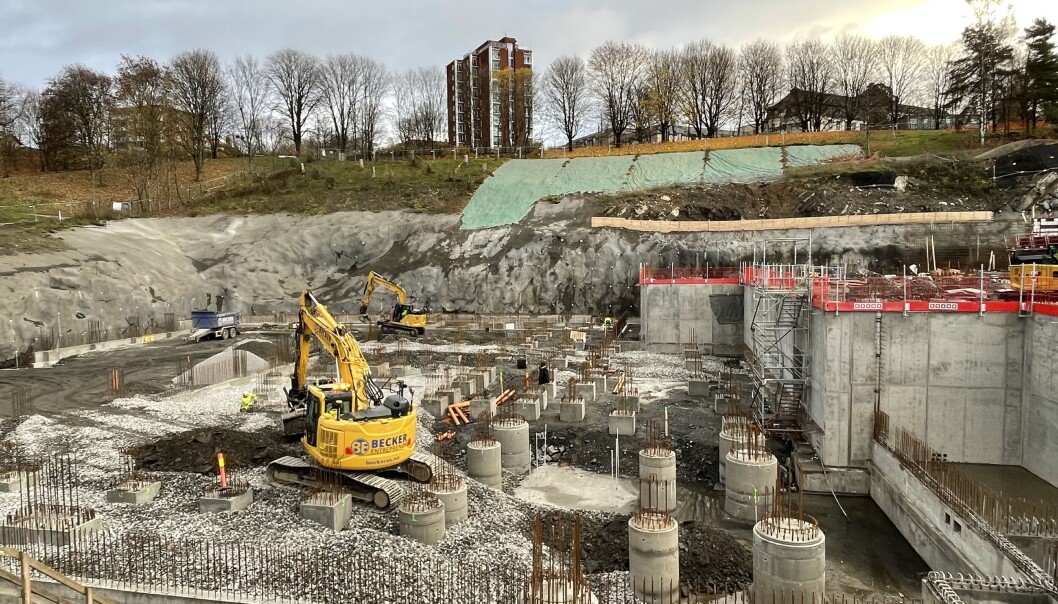 Grunnarbeidene startet opp i januar 2021, og har under utfordrende grunnforhold med porøst fjell og nærhet til eksisterende T-bane, lagt et trygt fundament for det nye badeanlegget på Tøyen. Grunnarbeidene startet opp i januar 2021, og har under utfordrende grunnforhold med porøst fjell og nærhet til eksisterende T-bane, lagt et trygt fundament for det nye badeanlegget på Tøyen.