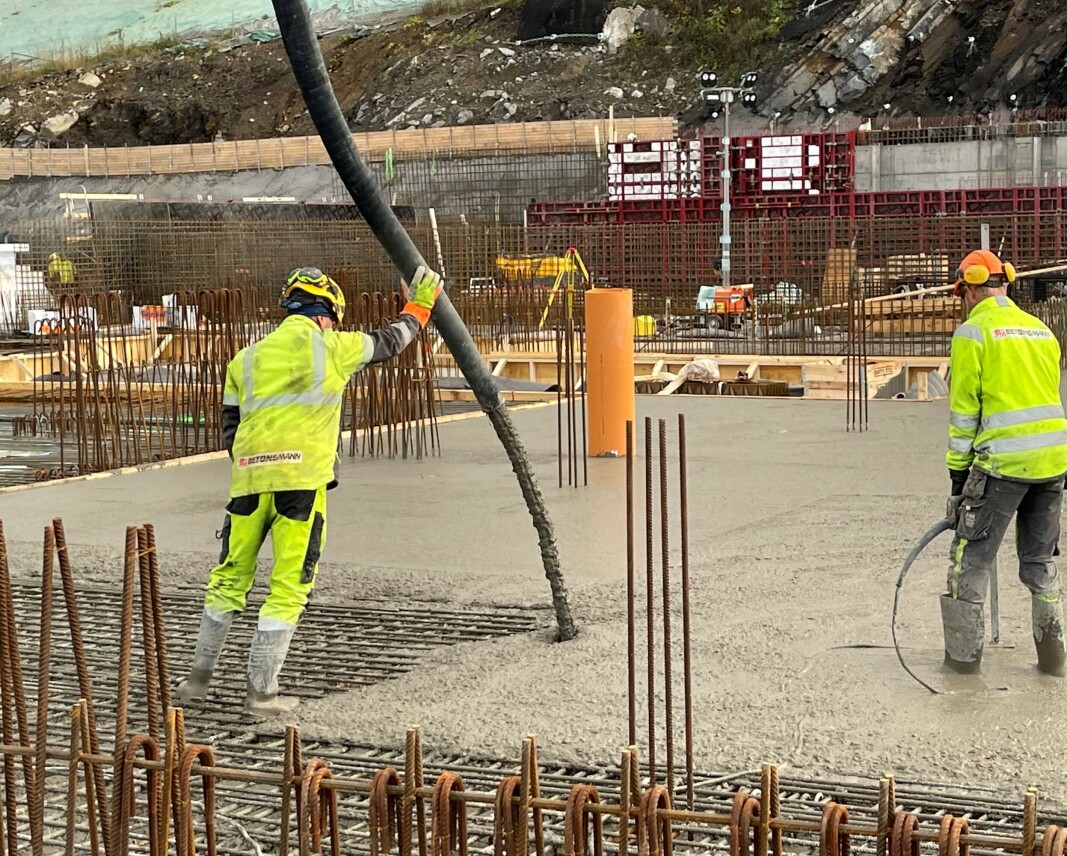 De første gulvene og veggene i det nye badeanlegget er allerede støpt. Totalt vil det gå med rundt 15 000 kubikkmeter miljøvennlig betong og drøye 2 000 tonn resirkulerbart stål til råbygget. De første gulvene og veggene i det nye badeanlegget er allerede støpt. Totalt vil det gå med rundt 15 000 kubikkmeter miljøvennlig betong og drøye 2 000 tonn resirkulerbart stål til råbygget.