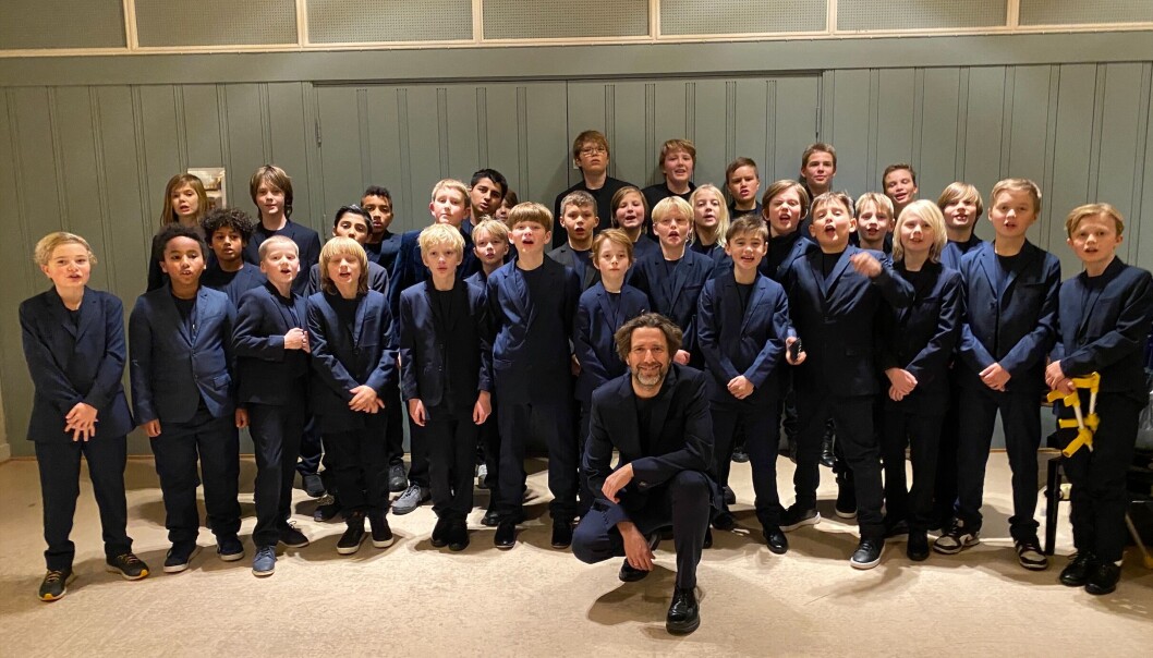 – Verket er sjokkerende vakkert og gir guttene et unikt innblikk i det beste vår musikkhistorie har gitt oss, sier dirigent i Bislett guttekor, Marius Astrup Thoresen. – Verket er sjokkerende vakkert og gir guttene et unikt innblikk i det beste vår musikkhistorie har gitt oss, sier dirigent i Bislett guttekor, Marius Astrup Thoresen.