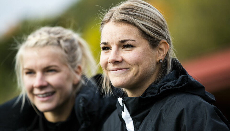 Andrine Hegerberg nærmer seg en retur på fotballbanen. Her er hun med lillesøster Ada i 2019.
