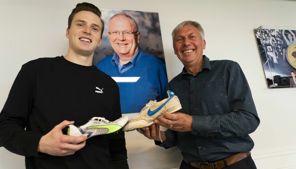 Karsten Warholm og Dave Moorcroft ga bort hver sine rekordsko til WAs museum under torsdagens åpningen av et eget rom til minne om friidrettstoppen Svein Arne Hansen på Bislett stadion.