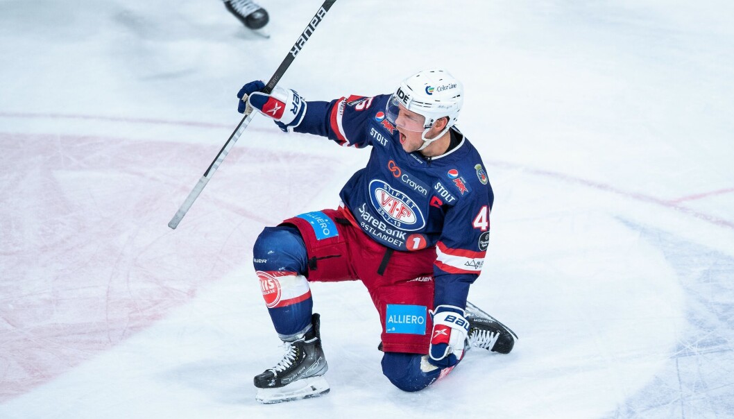 Kaptein Tobias Lindström ble Vålerengas store spiler med tre mål i kampen mot Stjernen torsdag kveld. Kaptein Tobias Lindström ble Vålerengas store spiler med tre mål i kampen mot Stjernen torsdag kveld.