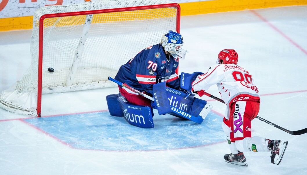 Midtperioden var ble preget av straffeslag til Stjernen. Her scorer Austin Cangelosi på det første av to mot Vålerenga-keeper Steffen Søberg. Midtperioden var ble preget av straffeslag til Stjernen. Her scorer Austin Cangelosi på det første av to mot Vålerenga-keeper Steffen Søberg.