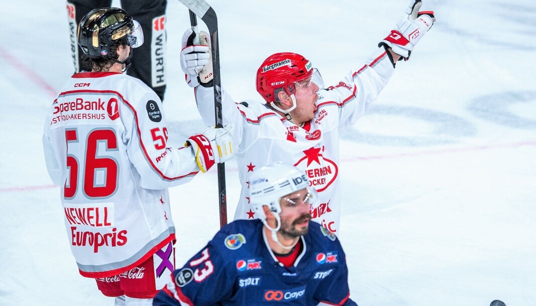 Vålerengas Villiam Strøm depper mens Stjernen-spillerne jubler etter å ha slått Vålerenga etter spilleforlengelse på Jordal torsdag kveld. Vålerengas Villiam Strøm depper mens Stjernen-spillerne jubler etter å ha slått Vålerenga etter spilleforlengelse på Jordal torsdag kveld.