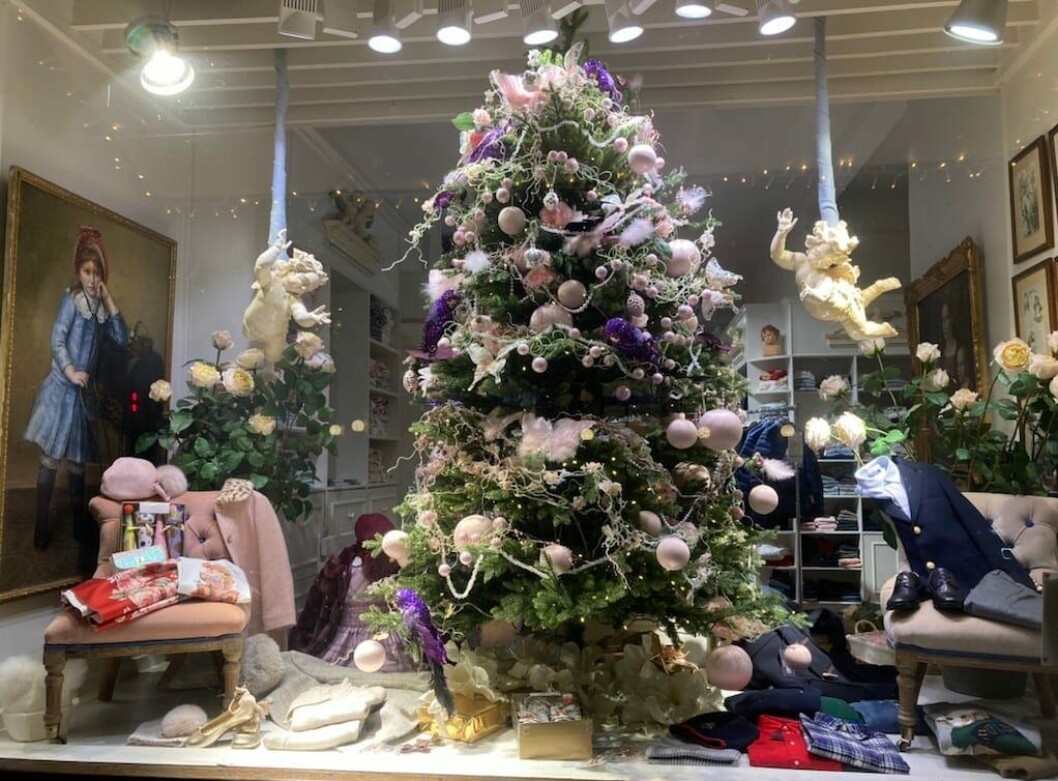 Martine Barneklær feiret frifinnelsen med å pynte butikken til jul. — Jeg virkelig elsker kundene mine og gjør nesten hva som helst for dem, sier Grete Rasta Wenstad. Martine Barneklær feiret frifinnelsen med å pynte butikken til jul. — Jeg virkelig elsker kundene mine og gjør nesten hva som helst for dem, sier Grete Rasta Wenstad.