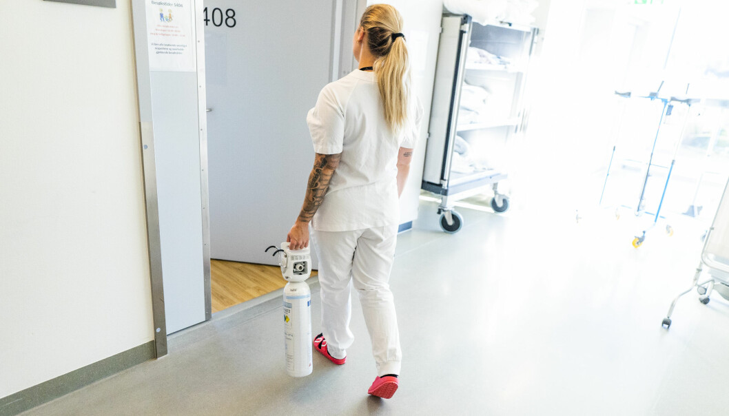 En sykepleier bringer en ny oksygenflasker til en lungepasient på Ahus på Lørenskog. Bildet er fra slutten av oktober i år. Foto: Håkon Mosvold Larsen / NTB