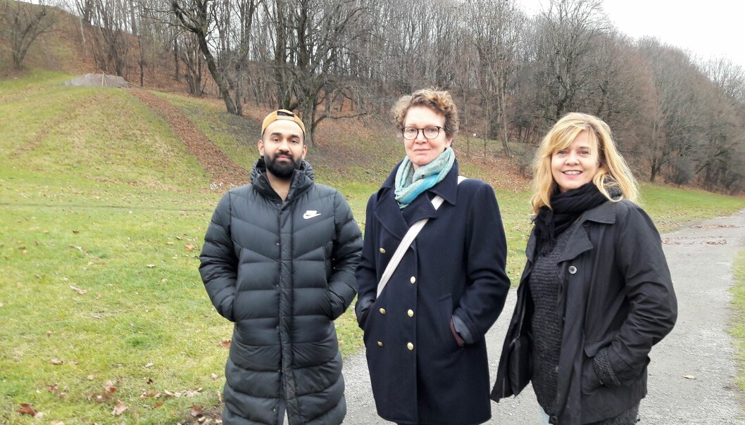 Usman Ali, Hildur Mork og Henriette Berg-Thomassen i borettslaget Ola Narr savner en dialog med bymiljøetaten om lyssetting av gangveien.