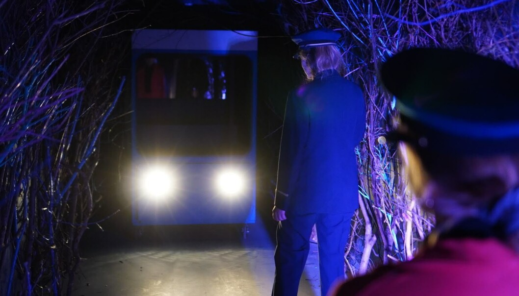 Teaterkollektivet Feil Teater står bak juleforestillingen, som retter seg mot barnefamilier. Teaterkollektivet Feil Teater står bak juleforestillingen, som retter seg mot barnefamilier.