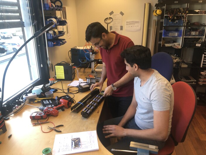 Sami Ullah og Uzair Kiani jobber med å finne ut hva problemet er. Ofte er det en utfordring å reparere batterier, fordi det er mange batterityper som er ødelagt på sin egen måte.