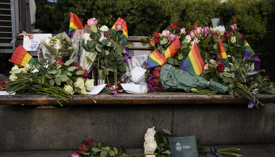 Blomster og regnbueflagg ble tirsdag lagt ned utenfor Nationaltheatret for å hedre avdøde Kim Friele. Blomster og regnbueflagg ble tirsdag lagt ned utenfor Nationaltheatret for å hedre avdøde Kim Friele.