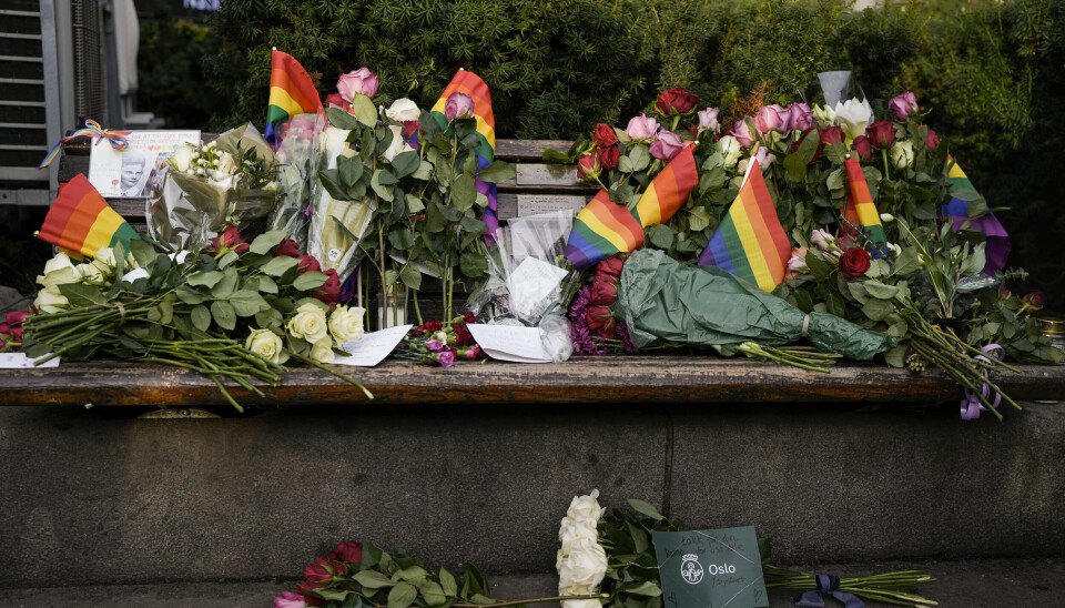Blomster og regnbueflagg ble tirsdag lagt ned utenfor Nationaltheatret for å hedre avdøde Kim Friele.