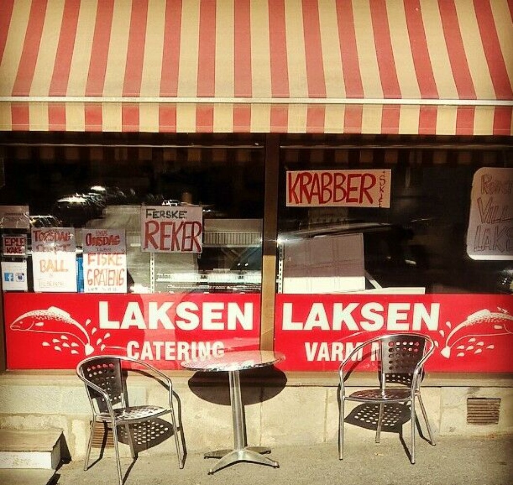 — Vi holder åpent til fredag denne uken, den 26. november. Klokkeslettet blir som vanlig: Fra 10 til 17, sier butikkeierne Hege, Radwan og Anne-Britt. — Vi holder åpent til fredag denne uken, den 26. november. Klokkeslettet blir som vanlig: Fra 10 til 17, sier butikkeierne Hege, Radwan og Anne-Britt.