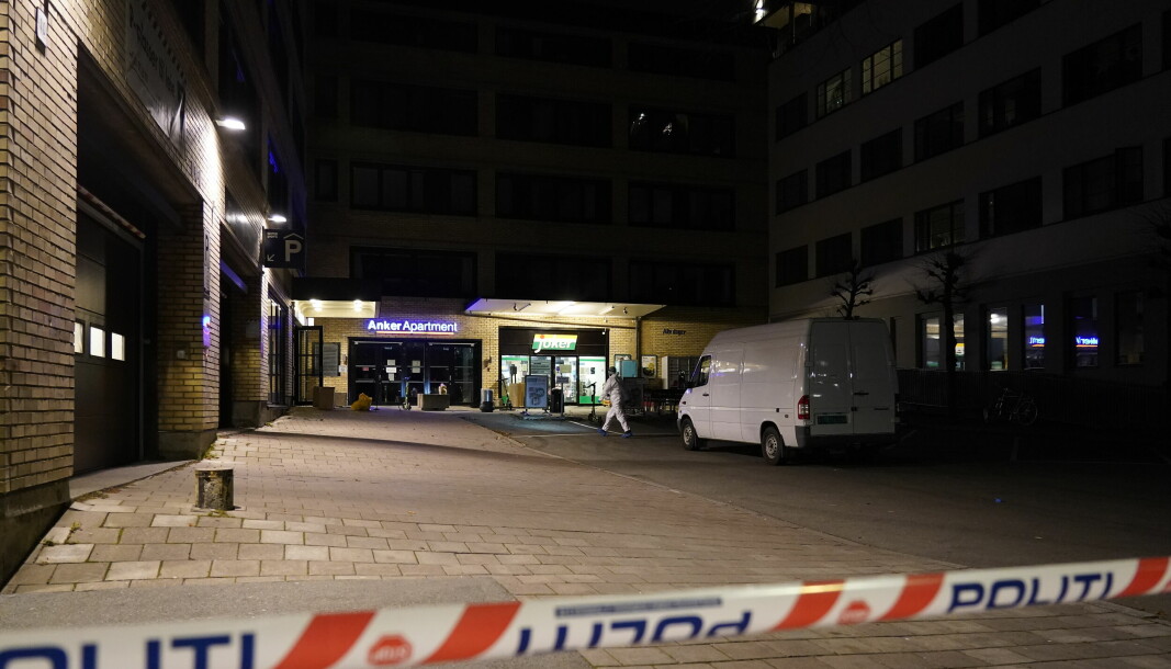 En person er funnet død i Oslo onsdag morgen med knivskader.