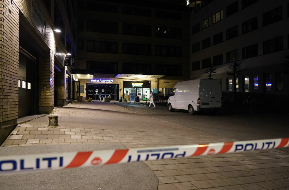 En person er funnet død i Oslo onsdag morgen med knivskader.