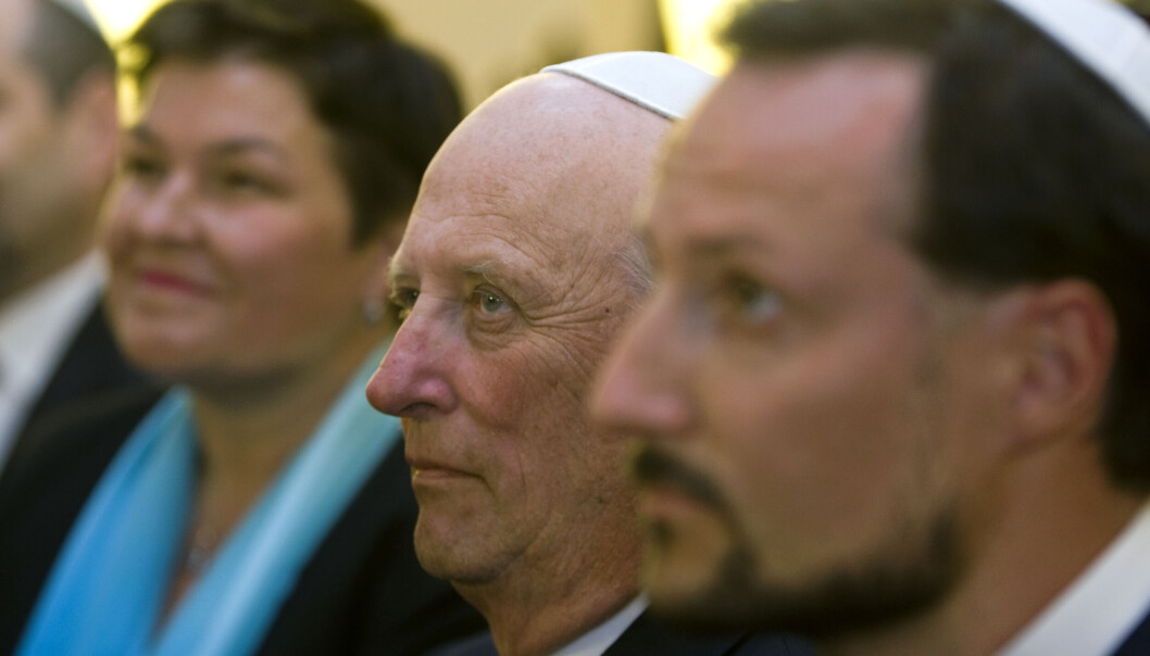 Forstander Anne Sender sammen med kong Harald og kronprins Haakon i 2009 under besøk i Det mosaiske trossamfunn og synagogen i Oslo. Torsdag er det duket for nytt kongelig besøk. Forstander Anne Sender sammen med kong Harald og kronprins Haakon i 2009 under besøk i Det mosaiske trossamfunn og synagogen i Oslo. Torsdag er det duket for nytt kongelig besøk.