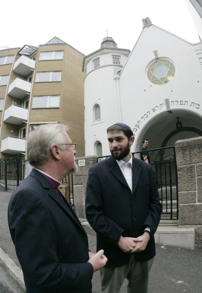 Her er Oslos biskop Ole Chr. Kvarme på besøk hos den unge rabbineren Joav Melchior (t.h.) utenfor synagogen i Bergstien i 2006 for å markere sympati etter skytingen bare dager i forveien. Her er Oslos biskop Ole Chr. Kvarme på besøk hos den unge rabbineren Joav Melchior (t.h.) utenfor synagogen i Bergstien i 2006 for å markere sympati etter skytingen bare dager i forveien.