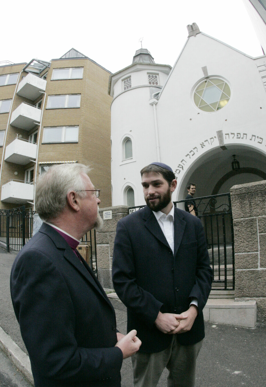 Her er Oslos biskop Ole Chr. Kvarme på besøk hos den unge rabbineren Joav Melchior (t.h.) utenfor synagogen i Bergstien i 2006 for å markere sympati etter skytingen bare dager i forveien.