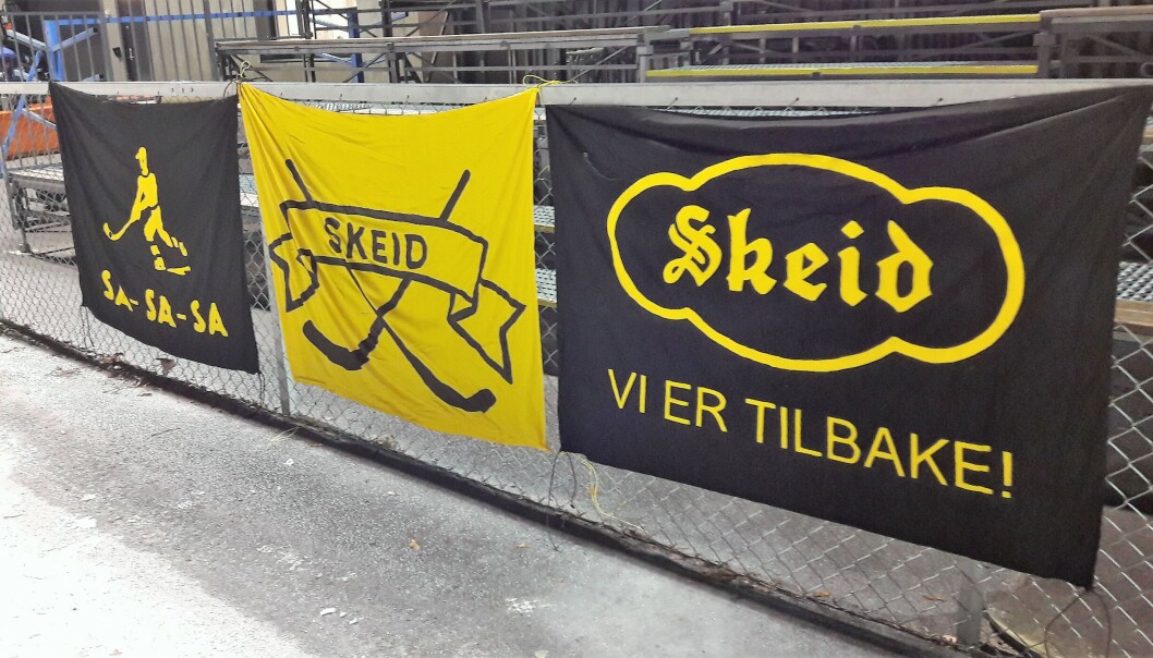 Skeids fotballsupportere har ikke vist seg på bandykamp denne høsten. Det har Sveinung Gjessing, som står for denne fine utsmykningen av gjerdet på Voldsløkka. Skeids fotballsupportere har ikke vist seg på bandykamp denne høsten. Det har Sveinung Gjessing, som står for denne fine utsmykningen av gjerdet på Voldsløkka.