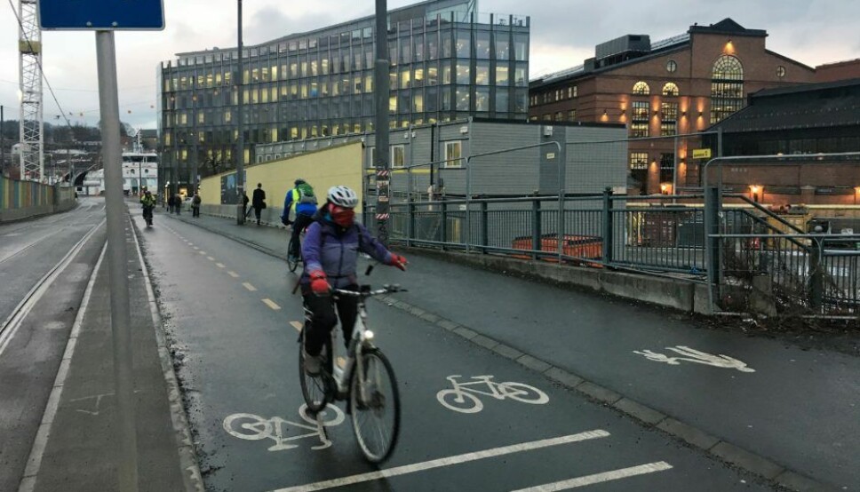 Sykling om vinteren er fortsatt for de få i Oslo, men det jobbes hardt med å få flere til å parkere bilen eller droppe bussen når man skal fra A til B. Syklistenes Landsforening jobber med konseptet Sykkelvennlig arbeidsplass. På bildet ser vi godt kledde vintersyklister i Dokkveien ved Aker brygge.