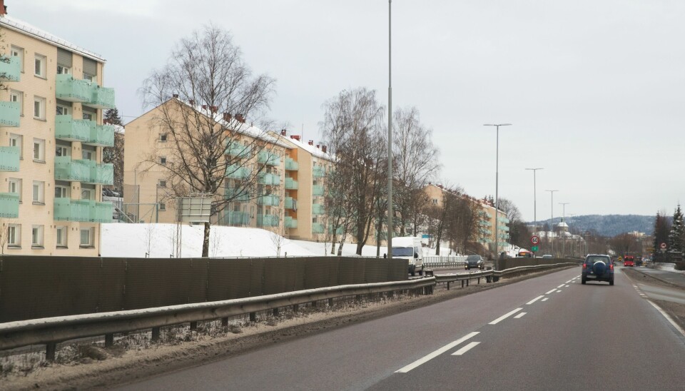 Innbyggerforslaget fra Sletteløkka Vel (blokkene til venstre) om kraftig fartsreduksjon på riksvei 4/Trondheimsveien gjennom Groruddalen fikk overveldende flertall i bystyret.