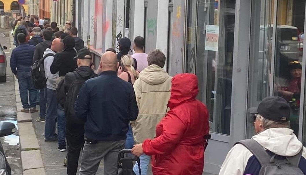Køene er lange og behovet er stort for mat utenfor Evangeliesenteret i Osterhausgate 1. Køene er lange og behovet er stort for mat utenfor Evangeliesenteret i Osterhausgate 1.