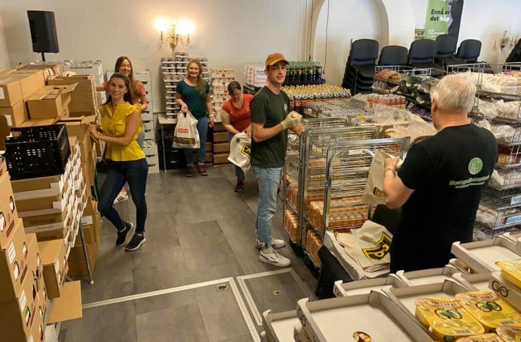 Rundt 60 frivillige ved Evangeliesenteret bidrar til at maten kommer ut til de trengende. Rundt 60 frivillige ved Evangeliesenteret bidrar til at maten kommer ut til de trengende.