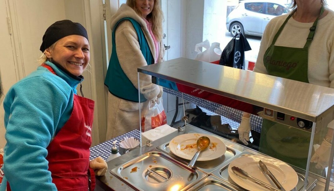 Tre ganger i uka er de frivillige i gang med å dele ut mat. Tre ganger i uka er de frivillige i gang med å dele ut mat.