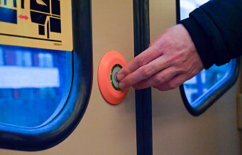 Reisende må trykke på dørknappen på T-banen