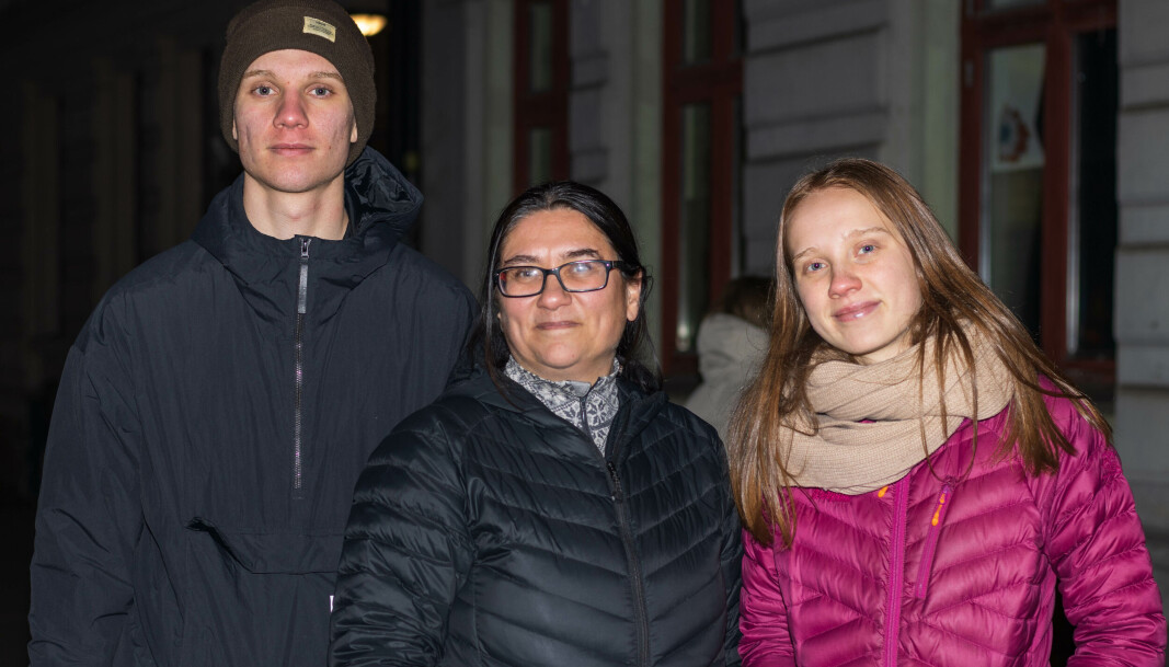 Kolbjørn, Laila og Sol Emilie Solum passerer snublesteinene daglig. Å minnes naboer som aldri kom tilbake er godt er godt for lokalmiljøet, mente de. Kolbjørn, Laila og Sol Emilie Solum passerer snublesteinene daglig. Å minnes naboer som aldri kom tilbake er godt er godt for lokalmiljøet, mente de.
