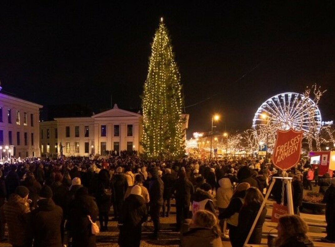 Flere tusen møtte opp for å være med på Frelsesarmeens julegrantenning 1. søndag i advent. Til høyre står også Julegryta klar. Flere tusen møtte opp for å være med på Frelsesarmeens julegrantenning 1. søndag i advent. Til høyre står også Julegryta klar.