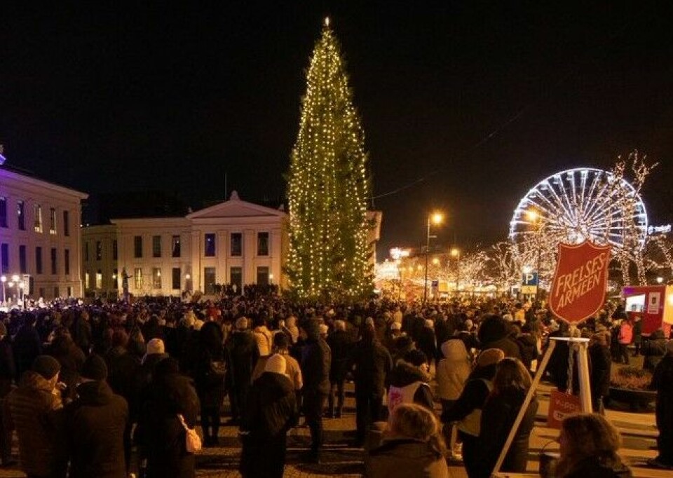 Flere tusen møter opp hvert år under julegrantenninga 1. søndag i advent. Til høyre står også Julegryta klar.
