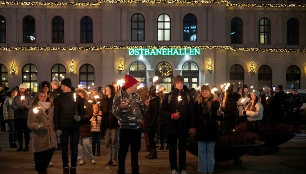 Før julegrantenning på Universitetsplassen møtte folk opp til fakkeltog foran Østbanehallen. Så gikk toget opp Karl Johans gate og endte med den tradisjonelle feiringen av 1. søndag i advent.