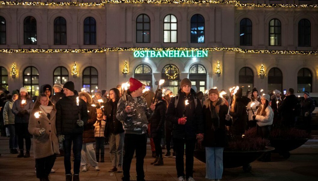 Før julegrantenning på Universitetsplassen møtte folk opp til fakkeltog foran Østbanehallen. Så gikk toget opp Karl Johans gate og endte med den tradisjonelle feiringen av 1. søndag i advent. Før julegrantenning på Universitetsplassen møtte folk opp til fakkeltog foran Østbanehallen. Så gikk toget opp Karl Johans gate og endte med den tradisjonelle feiringen av 1. søndag i advent.