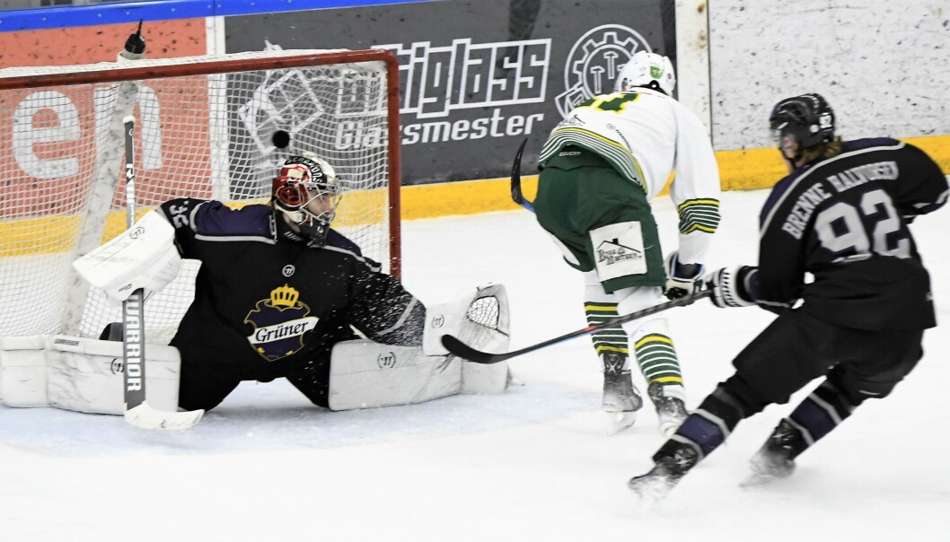 Kristoffer Pihlqvist setter et av MS seks mål for kvelden bak Grüner-keeper Quentin Papillon. Kristoffer Pihlqvist setter et av MS seks mål for kvelden bak Grüner-keeper Quentin Papillon.