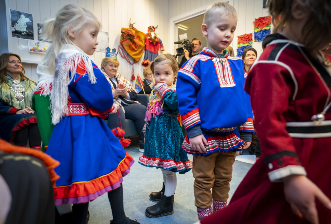 Daværende statsminister Erna Solberg besøkte den samiske barnehagen ved Tøyenparken i fjor. I forgrunnen: Agnes Stokke Andresen (2) (i midten) og Sofia Wamstad (4).