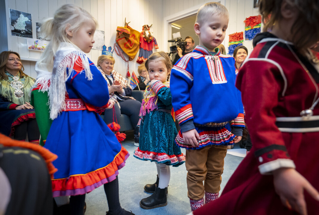Daværende statsminister Erna Solberg besøkte den samiske barnehagen ved Tøyenparken i fjor. I forgrunnen: Agnes Stokke Andresen (2) (i midten) og Sofia Wamstad (4). Daværende statsminister Erna Solberg besøkte den samiske barnehagen ved Tøyenparken i fjor. I forgrunnen: Agnes Stokke Andresen (2) (i midten) og Sofia Wamstad (4).