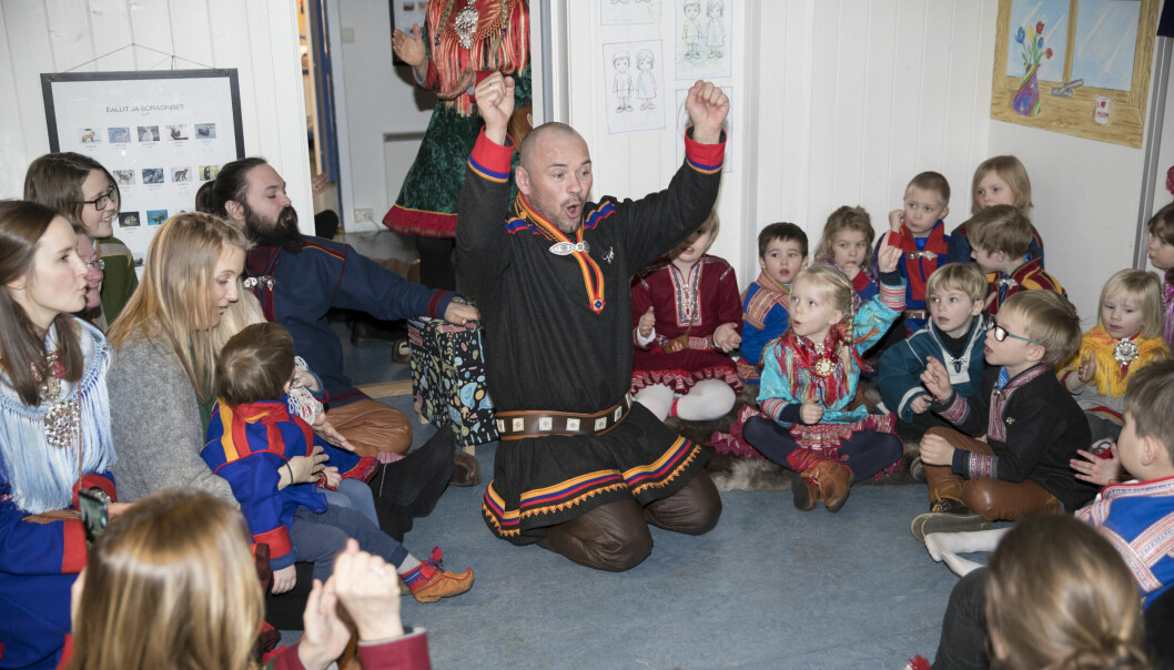 Skuespiller Mikkel Gaup underholdt ungene i barnehagen på samefolkets dag i 2018.