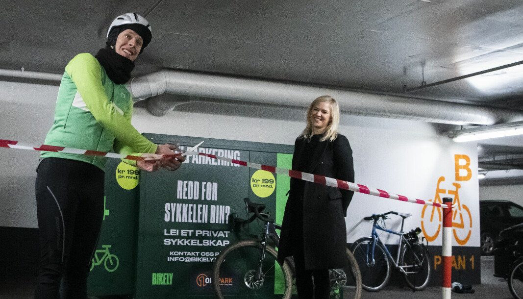 Proffsyklist på grus Jonas Orset klippet snoren som markerte åpningen av sykkelparkeringen i Sentrum parkeringshus. Mona Elisabeth Gladhus, markedssjef i OnePark, følger fornøyd med.
