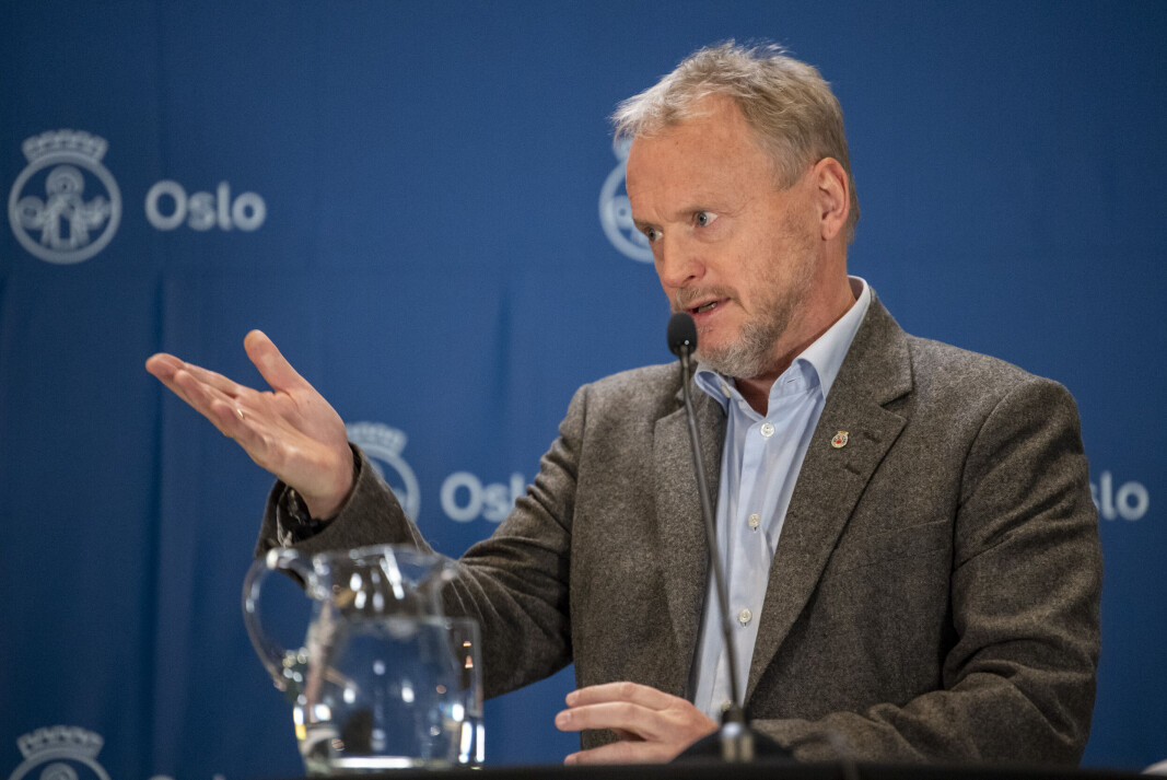 — Hvis jeg sier «ikke gå på julebord, ikke gå på restauranter og i butikkene», da er vi i ferd å stenge ned byen. Den situasjonen ønsker ikke vi å komme i, sier Raymond Johansen. — Hvis jeg sier «ikke gå på julebord, ikke gå på restauranter og i butikkene», da er vi i ferd å stenge ned byen. Den situasjonen ønsker ikke vi å komme i, sier Raymond Johansen.