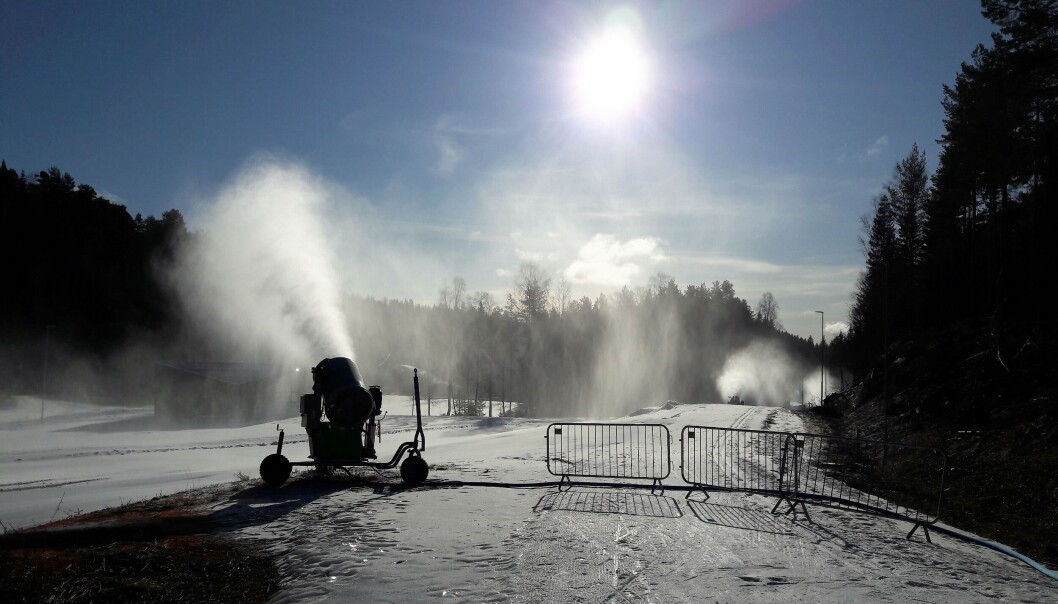 Snøkanonene er i gang på Linderudkollen. Det er ikke ofte de siste årene at det har vært mulig å gå på ski i Lillomarka i november Snøkanonene er i gang på Linderudkollen. Det er ikke ofte de siste årene at det har vært mulig å gå på ski i Lillomarka i november