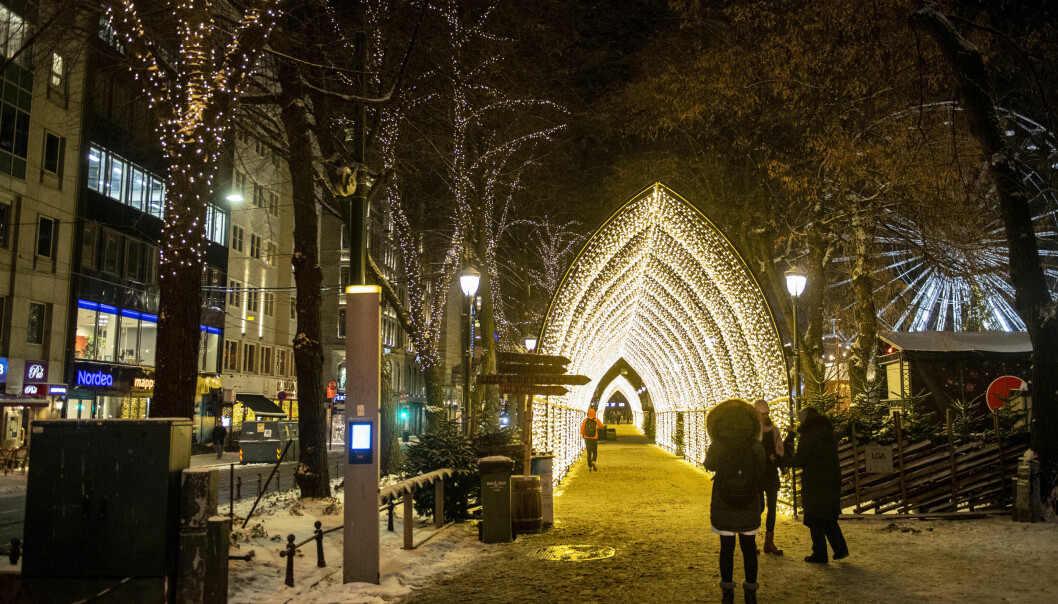 Det koster ingenting å gå gjennom lystunnellen ved «Jul i Vinterland» i Spikersuppa i bydel Sentrum. Her sett fra Stortingsgata-sida. Foto: Annika Byrde / NTB