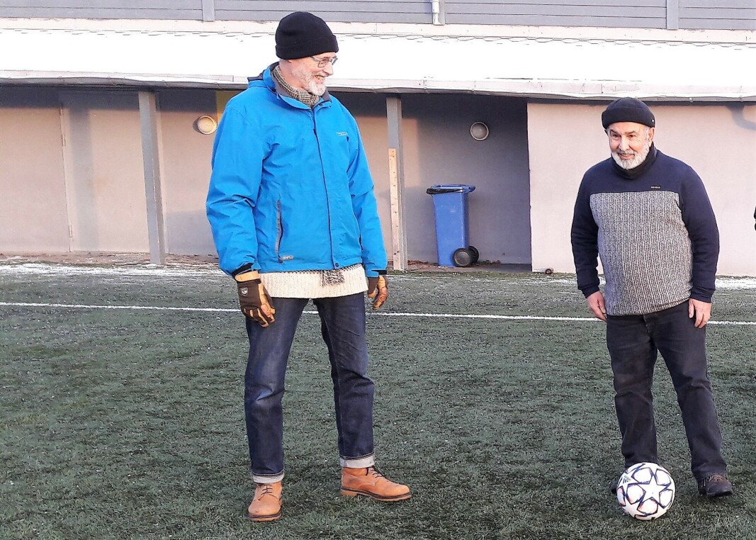 Rødt Sagenes Reza Rezaee (til høyre) er årets julenisse for Skeid. Han og Rødt dukket opp i siste liten og spilte inn et forslag om en bevilgning til nytt banedekke på Skeidbanen. Forslaget gikk igjennom. Til venstre Rødt Nordre Akers Claus Fischer. Rødt Sagenes Reza Rezaee (til høyre) er årets julenisse for Skeid. Han og Rødt dukket opp i siste liten og spilte inn et forslag om en bevilgning til nytt banedekke på Skeidbanen. Forslaget gikk igjennom. Til venstre Rødt Nordre Akers Claus Fischer.