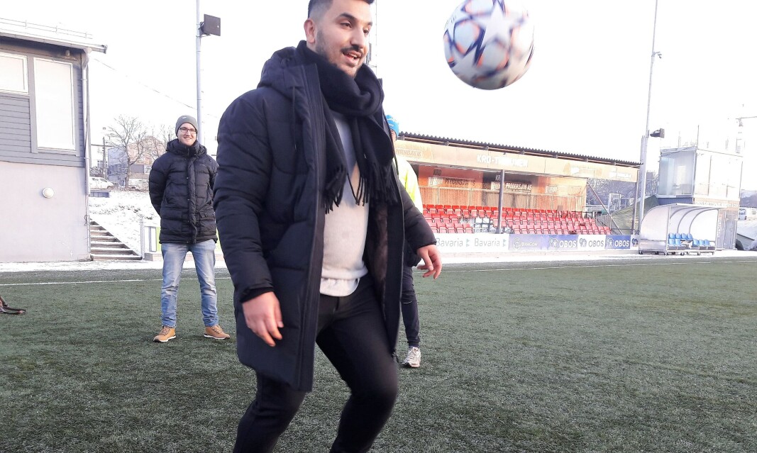 Leder i Rødt Oslo, Siavash Mobasheri, har en fotballfortid som spiller på KFUM, Elverum og Valdres. Politikeren lot seg ikke friste til å dra på seg en skeidtrøye, men viste gamle kunster ute på kunstgresset. I bakgrunnen står Skeids Daniel Holmeide Strand, imponert Leder i Rødt Oslo, Siavash Mobasheri, har en fotballfortid som spiller på KFUM, Elverum og Valdres. Politikeren lot seg ikke friste til å dra på seg en skeidtrøye, men viste gamle kunster ute på kunstgresset. I bakgrunnen står Skeids Daniel Holmeide Strand, imponert