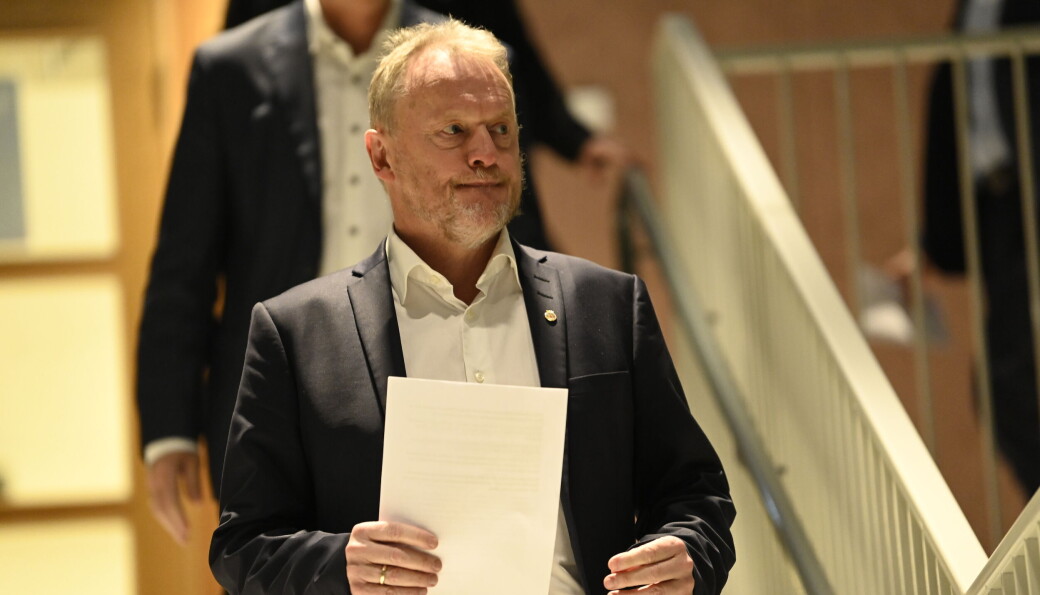 En av de mindre, men mye omtalte nyhetene etter omikron-utbruddet er at julebordet for ansatte og politikere avlyses som følge av de nye reglene. Her er byrådsleder Raymond Johansen under en pressekonferanse i Oslo Rådhus om håndteringen av koronasituasjonen torsdag. En av de mindre, men mye omtalte nyhetene etter omikron-utbruddet er at julebordet for ansatte og politikere avlyses som følge av de nye reglene. Her er byrådsleder Raymond Johansen under en pressekonferanse i Oslo Rådhus om håndteringen av koronasituasjonen torsdag.